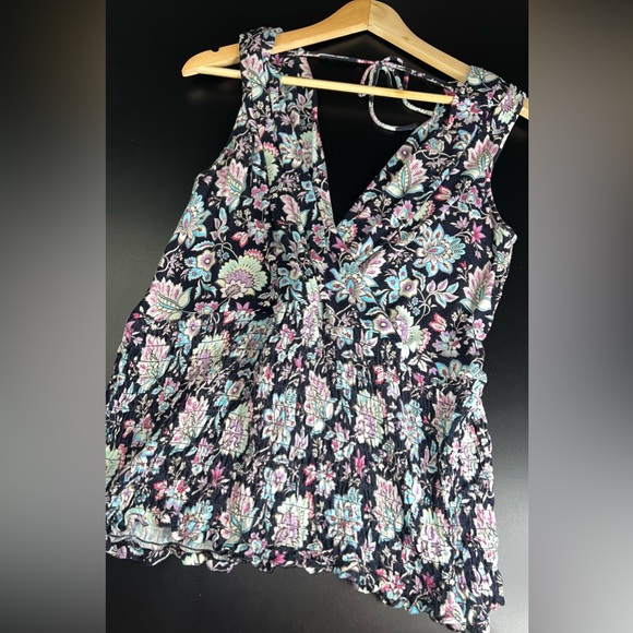 Lane Bryant Tops - Lane Bryant Floral Front & Back V neck Smocked bottom top Size 18/20 GUC